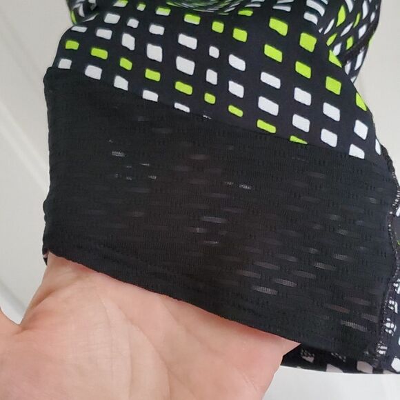 Under Armour Cropped Grid Leggings - Picture 3 of 8